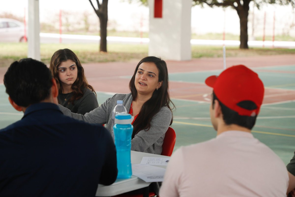 Today, our Eagles from the 10th and 11th grades had their Career Day! They explored, analyzed, and discussed their interests with the guidance of 15 ASFM alumni who represented various majors and career paths. 🦅 #asfmeagles #togetherwerise #gobeyond