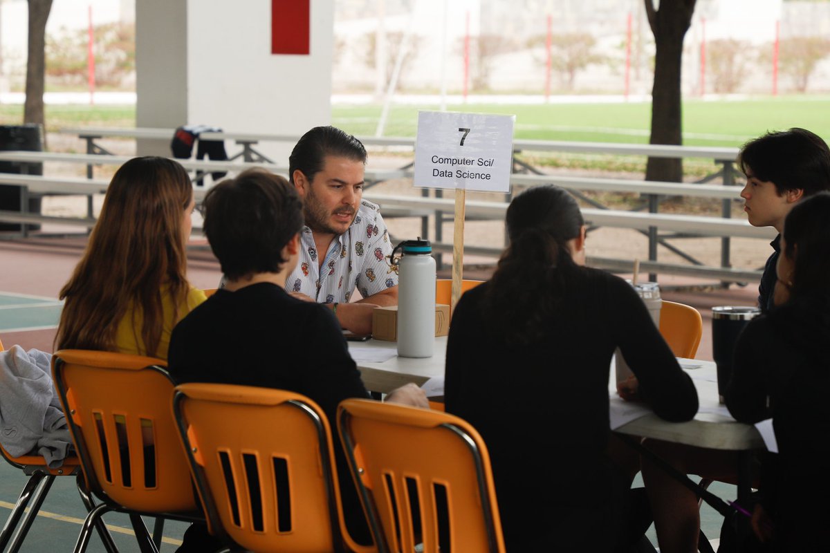 ASFM_official's tweet photo. Today, our Eagles from the 10th and 11th grades had their Career Day! They explored, analyzed, and discussed their interests with the guidance of 15 ASFM alumni who represented various majors and career paths. 🦅

#asfmeagles #togetherwerise #gobeyond https://t.co/njQh41p8Uc