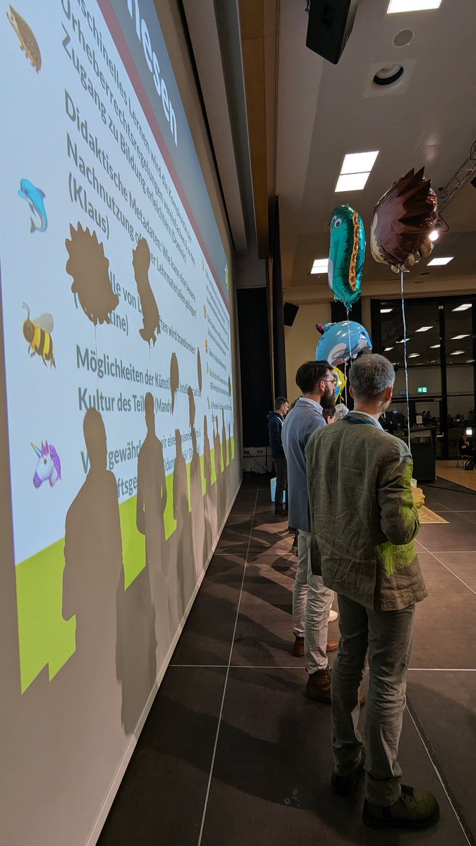 joeranDE's tweet photo. Meine 2 Lieblingsfotos vom #OERcamp heute, beide auf der Bühne aufgenommen: 1. Workshop-Leitungen (by @Gran_Bas), 2. Thementischthesen-Hosts mit Schatten. #OERde https://t.co/s00vHSKUCc