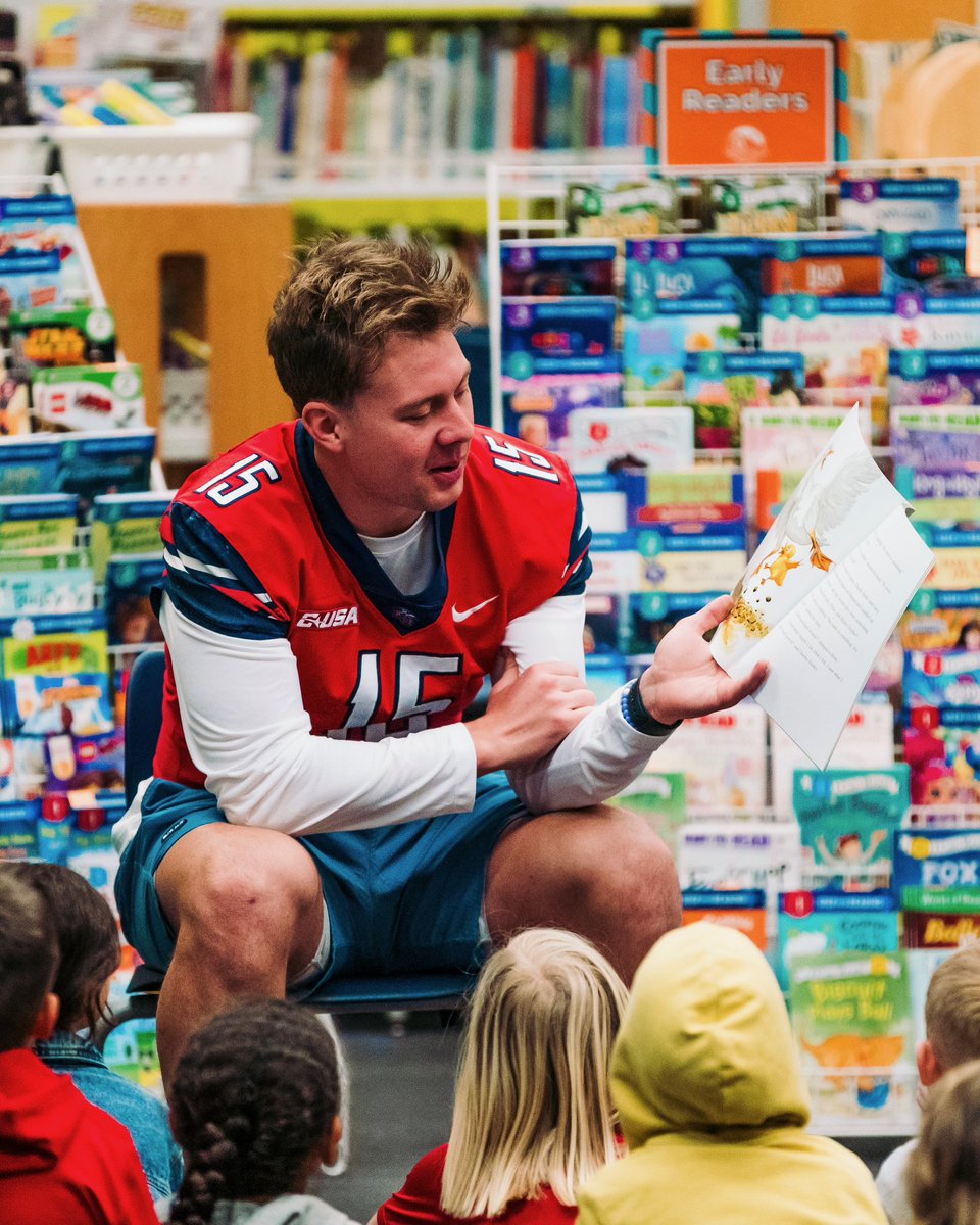LibertyFootball's tweet photo. Our team had the privilege of serving the students at Sandusky Middle, Tomahawk Elementary, T.C. Miller Elementary, Thomas Jefferson Elementary, and Leesville Road Elementary this morning! 📚 https://t.co/JNYHE6xiok