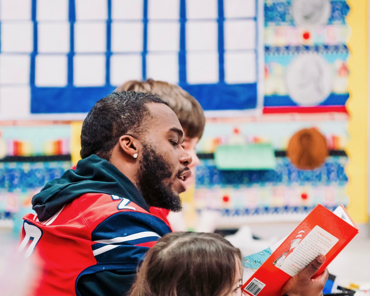 LibertyFootball's tweet photo. Our team had the privilege of serving the students at Sandusky Middle, Tomahawk Elementary, T.C. Miller Elementary, Thomas Jefferson Elementary, and Leesville Road Elementary this morning! 📚 https://t.co/JNYHE6xiok
