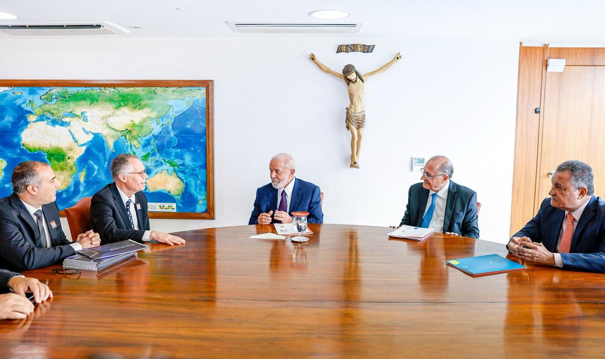 LulaOficial's tweet photo. Mais investimentos chegando! Encontrei o CEO e diretor executivo global da Stellantis, Carlos Tavares, e ele anunciou R$ 30 bilhões em investimentos no Brasil. A empresa conta com grandes marcas como Citroën, Fiat, Jeep e Peugeot e vai representar o maior investimento na história da indústria automotiva brasileira e sul-americana até 2030. Nosso país voltou a ser rota de grandes investimentos, gerando novos empregos e impulsionando tecnologias de descarbonização.

📸 @ricardostuckert
