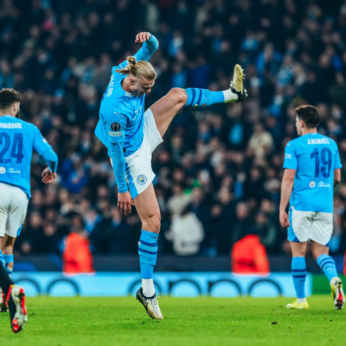 ManCity's tweet photo. A new technique from Erling! 🤨😅

🩵 3-1 ⚪️ #ManCity https://t.co/WQ35SLUqRw