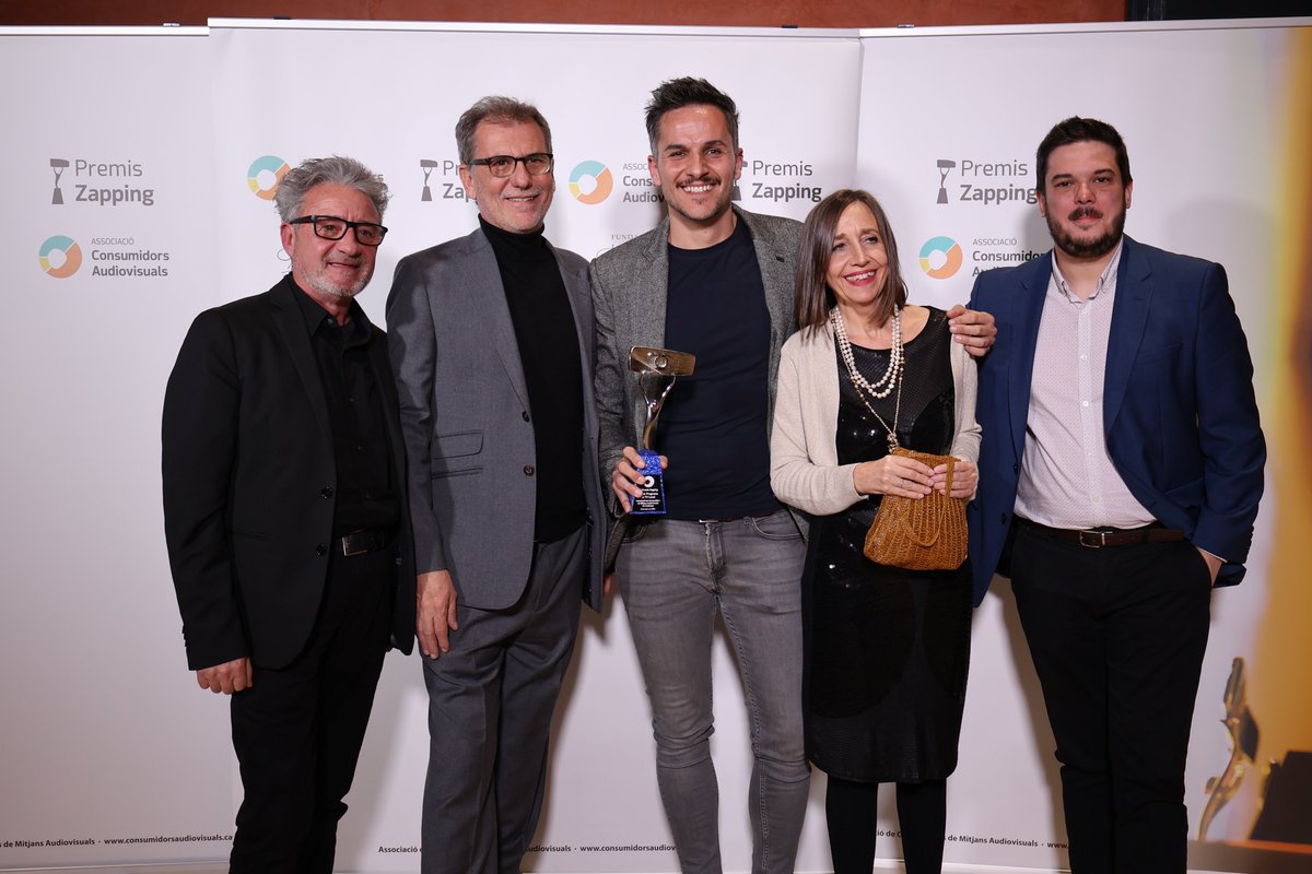 📺Continuem la gala dels #PremisZapping amb el trofeu al millor programa de televisió local per #TerraDePa de <a href="/VOrientalTv/">VOTV</a> <a href="/canalblau/">Canal Blau</a> <a href="/laxarxa/">La Xarxa</a>. Enhorabona!🥳