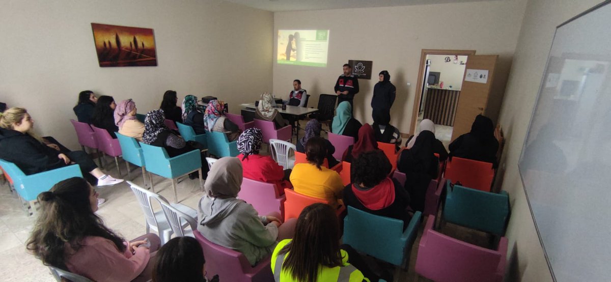 Kadın Kültür Evimizde bugün Afyonkarahisar İl Jandarma Komutanlığı Şube Müdürlüğü personeli tarafından "En İyi Narkotik Polisi Anne" Konulu seminer gerçekleştirildi. <a href="/osmanerenbilici/">Osman Eren Bilici</a> <a href="/serkankoyuncu03/">Serkan Koyuncu🇹🇷</a> <a href="/afyonkulturevi/">Afyonkarahisar Kadın Kültür Evleri</a>