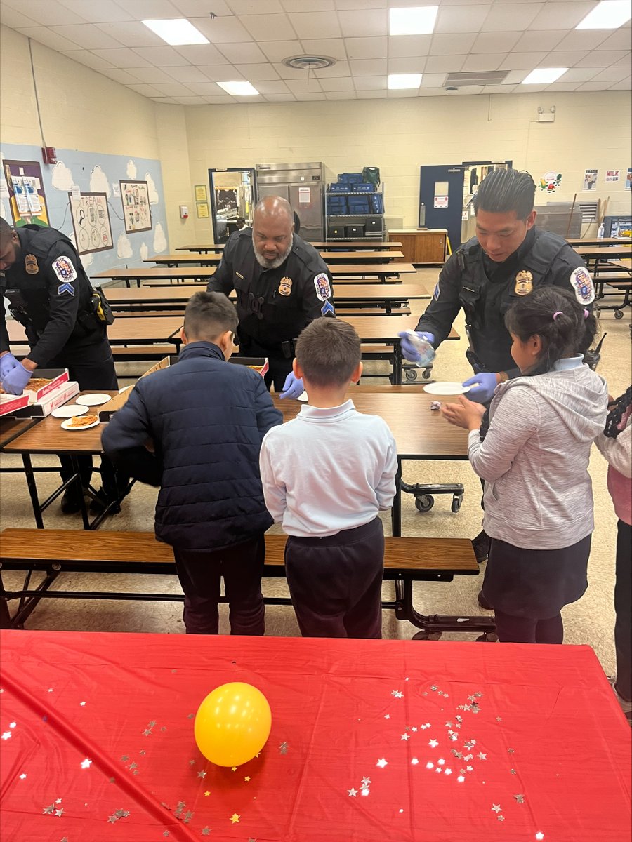 PGPDNews's tweet photo. Our Hyattsville Division I officers organized a pizza celebration for the Principal Honor students at Cooper Lane Elementary School. Congratulations to these students who worked diligently for their accomplishments! #pizzawithpolice @chiefazizpgpd https://t.co/I8t1e48duX