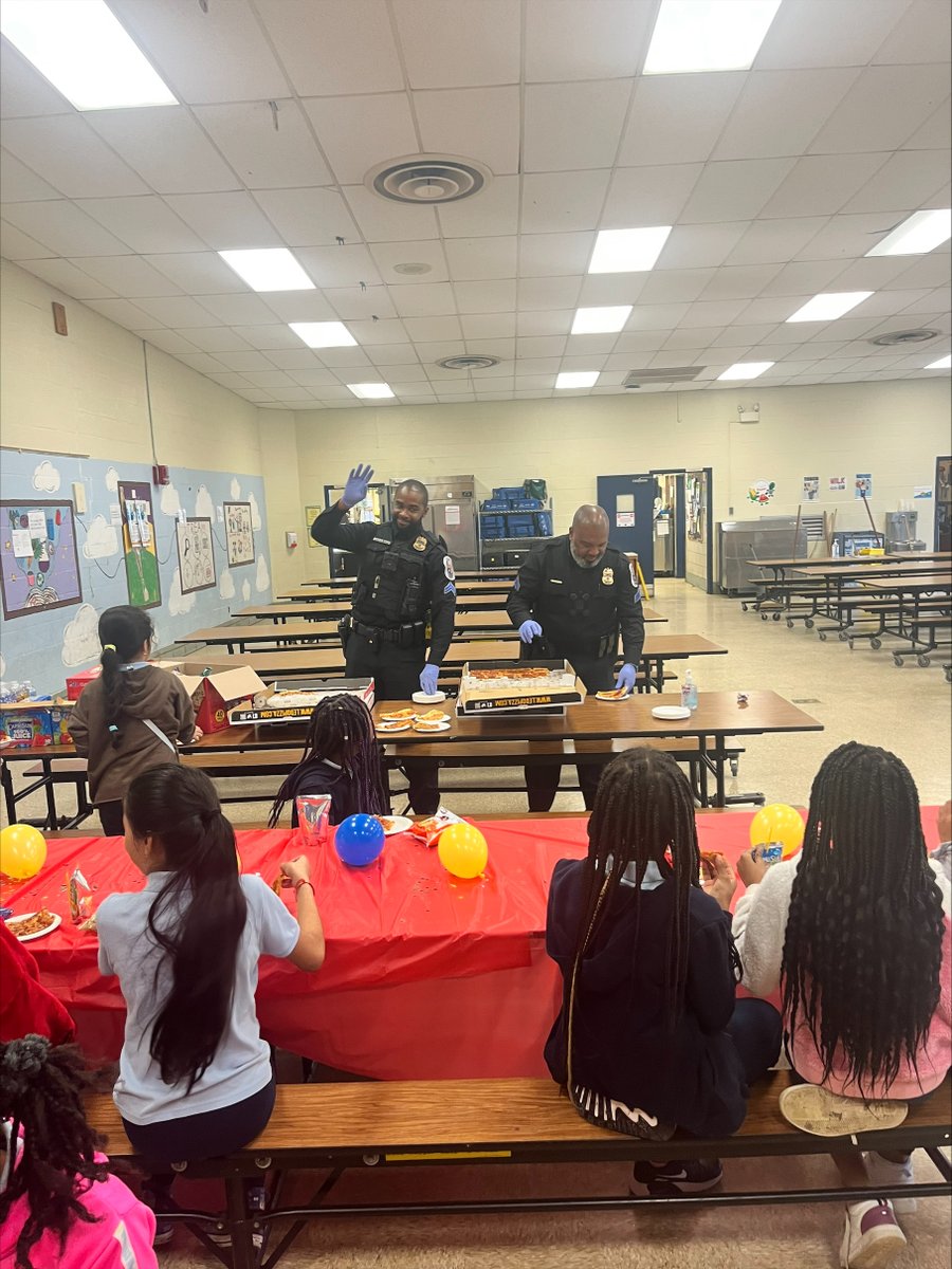 PGPDNews's tweet photo. Our Hyattsville Division I officers organized a pizza celebration for the Principal Honor students at Cooper Lane Elementary School. Congratulations to these students who worked diligently for their accomplishments! #pizzawithpolice @chiefazizpgpd https://t.co/I8t1e48duX