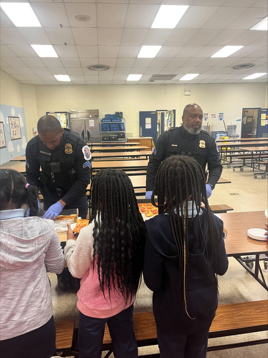 PGPDNews's tweet photo. Our Hyattsville Division I officers organized a pizza celebration for the Principal Honor students at Cooper Lane Elementary School. Congratulations to these students who worked diligently for their accomplishments! #pizzawithpolice @chiefazizpgpd https://t.co/I8t1e48duX