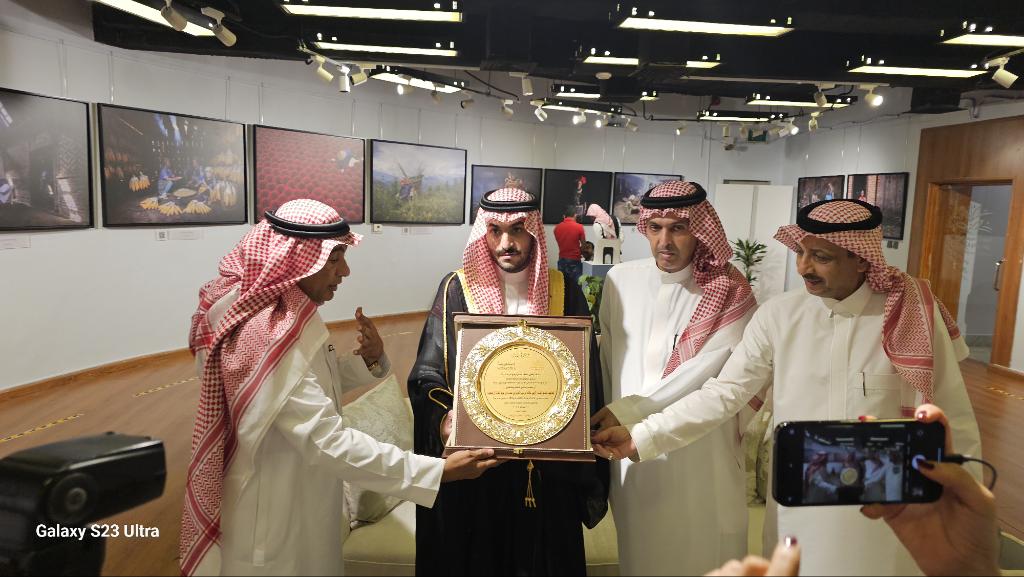 Kendassa's tweet photo. بدعوة كريمة من صاحب السمو الملكي الامير خالد بن عبدالعزيز  تشرفنا انا واخي المستشار غسان مناع بحضور المعرض الشخصي للفنان الفوتوغرافي محمد محتسب (حول العالم) والمقام بنادي جدة الأدبي وكان في استقبال سمو الأمير  رئيس النادي الادبي الاستاذ محمد ال صبيح والفنان محمد محتسب والفنان المصور خالد خضر  والاعلامي الاستاذ عجب ابوحنيفة وبعد جلسه في صالون الاستقبال تناولنا فيها الاحاديث الوديه والفنيه  قمنا بجولة في ارجاء المعرض وقام بالشرح المصور المبدع محمد محتسب وغادر سموه النادي بمثل ما استقبل به من حفاوة وترحيب