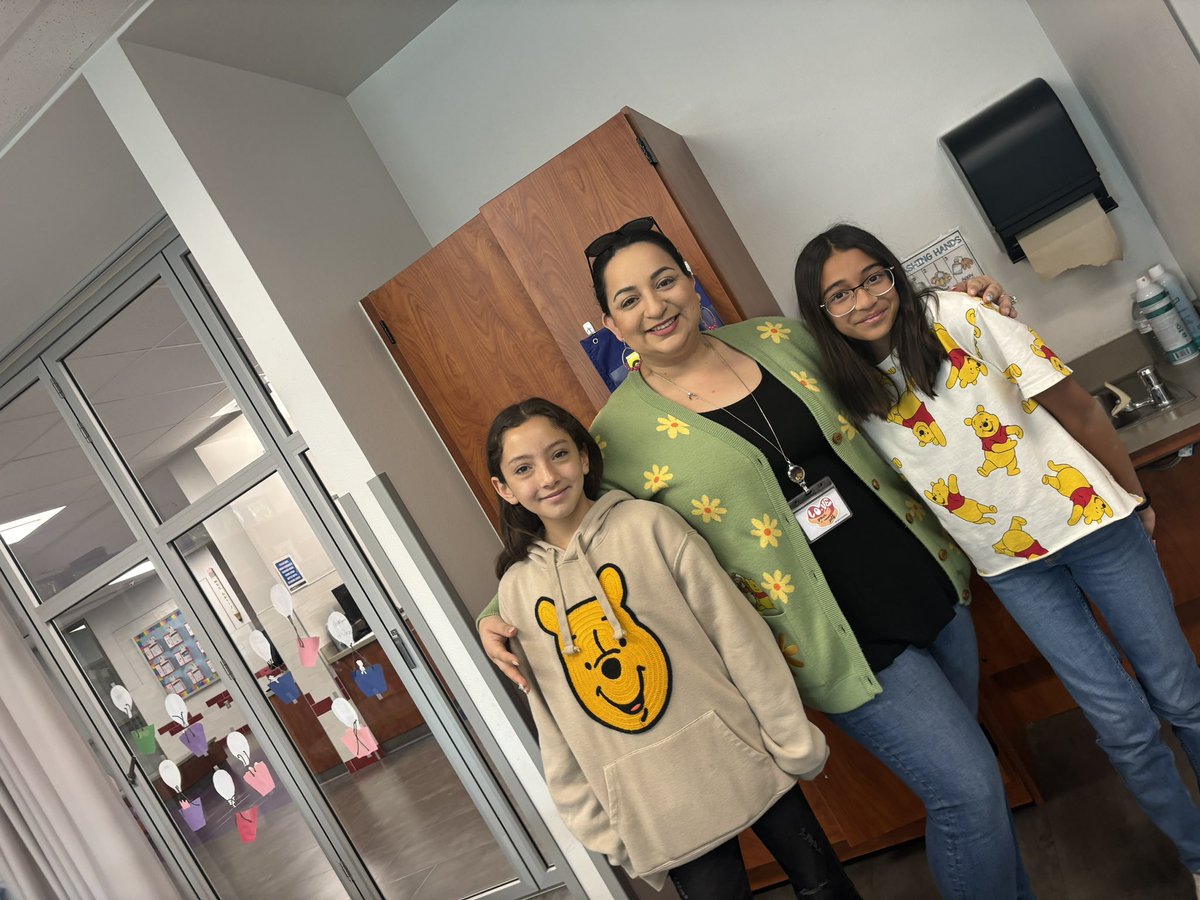 PPatterson_2017's tweet photo. Intersession Day 3: CIRCUITS
Pic 1: we were all wearing Winnie the Pooh—my fav!
Their little faces “lit up” when they completed their circuit. @lead4ward What’s on Your Plate facilitated some awesome conversations! Finally, circuit art maze! #buffgamers #buffslead4ward https://t.co/eEtg0IR4EA