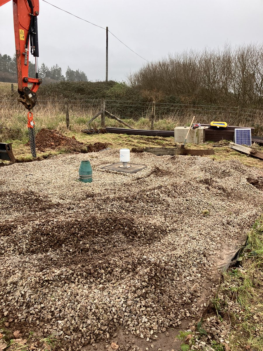 xrunnerwill's tweet image. Best bit of the job -meet @DCfieldteamsEA beginning refurbish of Trewoon raingauge 

First part is to remove! Every single fence post was rotten at ground level. 

Whilst it looks like ground Zero now all will be well soon- updates to follow as the new gauge emerges