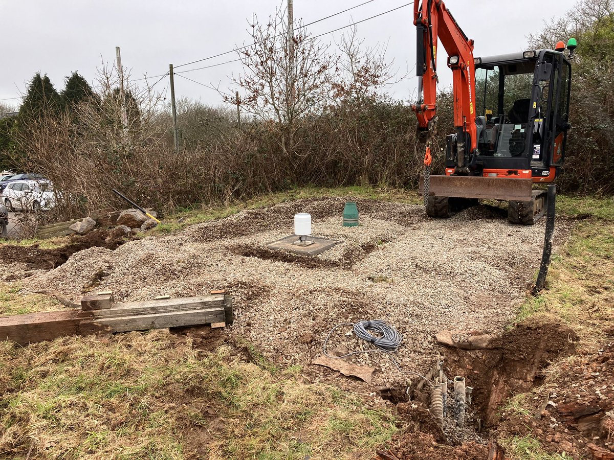 xrunnerwill's tweet image. Best bit of the job -meet @DCfieldteamsEA beginning refurbish of Trewoon raingauge 

First part is to remove! Every single fence post was rotten at ground level. 

Whilst it looks like ground Zero now all will be well soon- updates to follow as the new gauge emerges