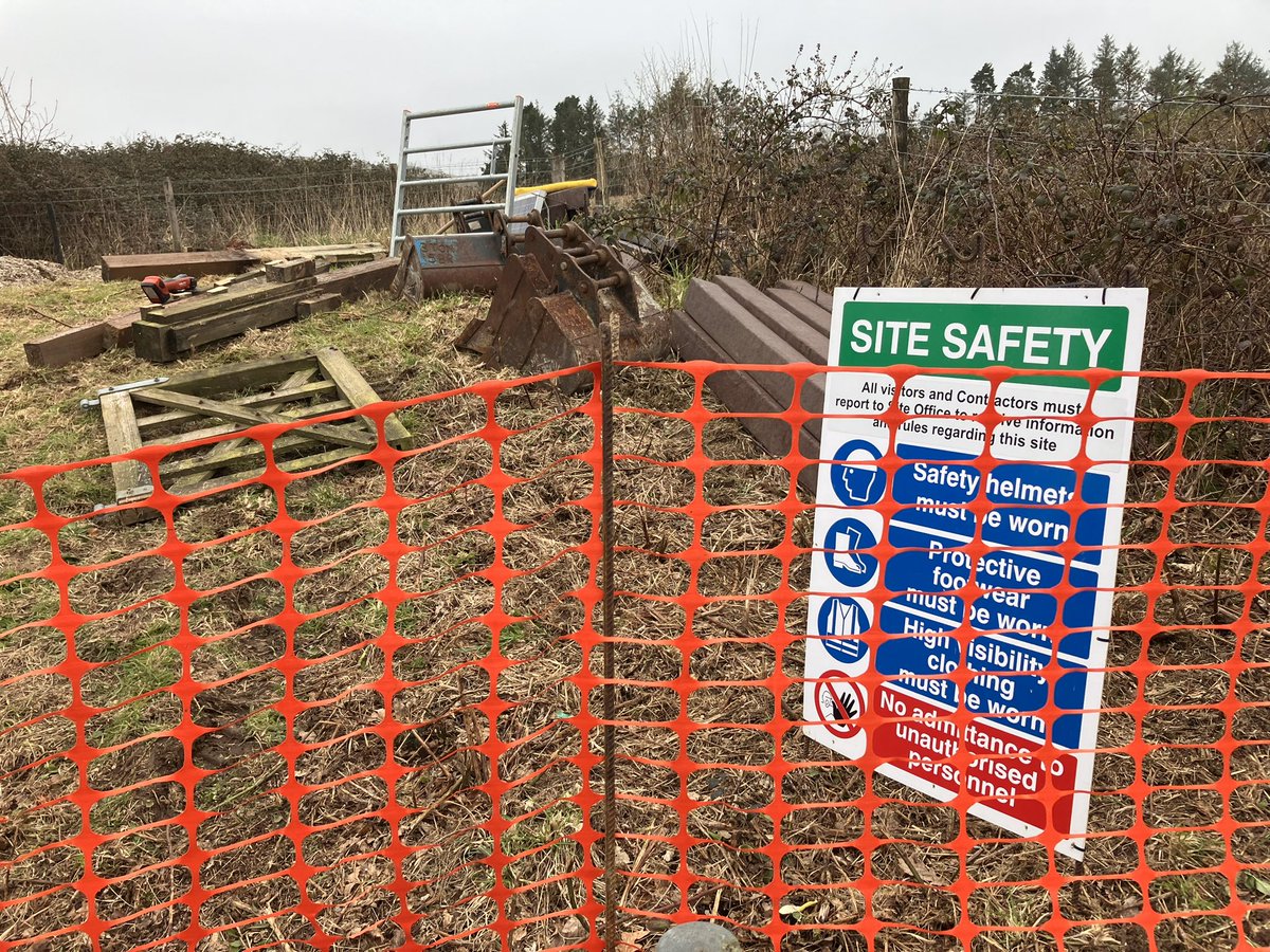 xrunnerwill's tweet image. Best bit of the job -meet @DCfieldteamsEA beginning refurbish of Trewoon raingauge 

First part is to remove! Every single fence post was rotten at ground level. 

Whilst it looks like ground Zero now all will be well soon- updates to follow as the new gauge emerges