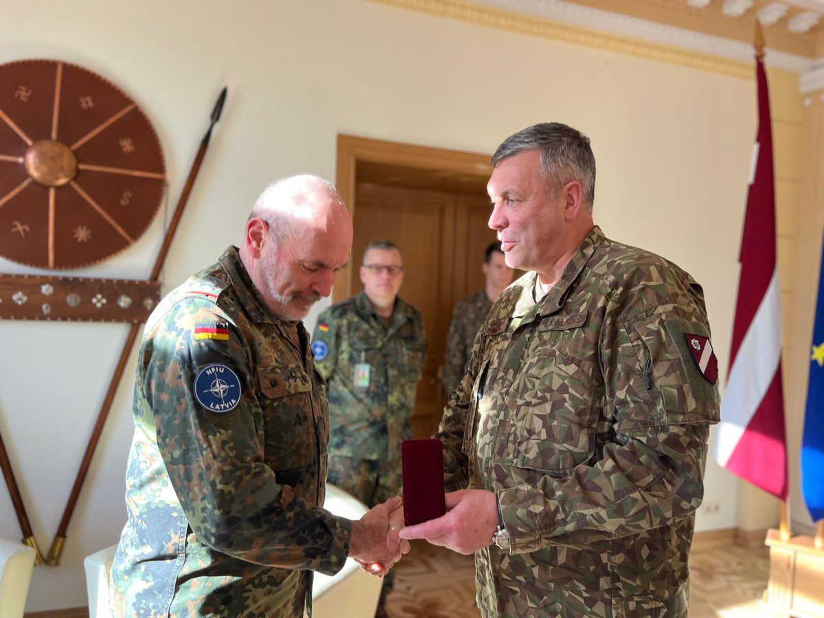 LT General L. Kalnins CHOD LVA 🇱🇻 presented award to LTC P.J. Gaugel 🇩🇪DCOM NFIU LVA for the contribution and assistance to strengthening Latvian Defence capabilities🫡🤝LTC Gaugel will hand over his post and finishes his active duty in March 2024. #WeAreNATO #StrongerTogether