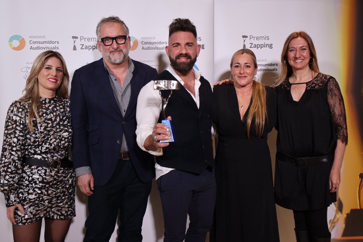 🏆 L'estatueta al millor programa d'entreteniment dels #PremisZapping se l'emporta #JocDeCartes3Cat de #MagnoliaTV <a href="/som3cat/">3Cat</a>. Felicitats!👏