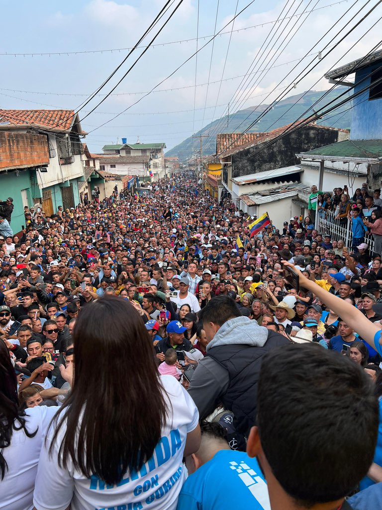 Alexmezza948's tweet photo. CONTARON EN ÚLTIMA MARCHA CHAVISTA EN CARACAS 2000 BUSES DEL INTERIOR DEL PAÍS,Y DICEN QUE A ESAS TURBAS MÓVILES LE PAGARON 50$ C/U, 
(2000 X32 PUESTOS=64000X50$=3,200,000$) COSTÓ ESE TEATRO.
AQUÍ CON @MariaCorinaYA LA GENTE FUE GRATIS👇
EL CHAVISMO NO TIENE PUEBLO,TIENE CRÍMENES https://t.co/09jDUqTShL