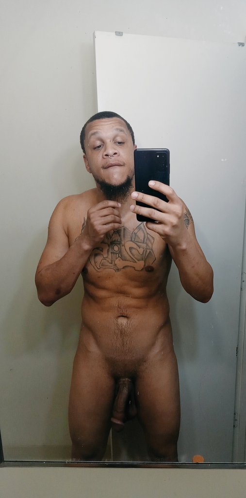 SexDemonCorvus's tweet photo. Work out is done fresh out the shower💪🏽💦🍆 https://t.co/qTXc9EETob