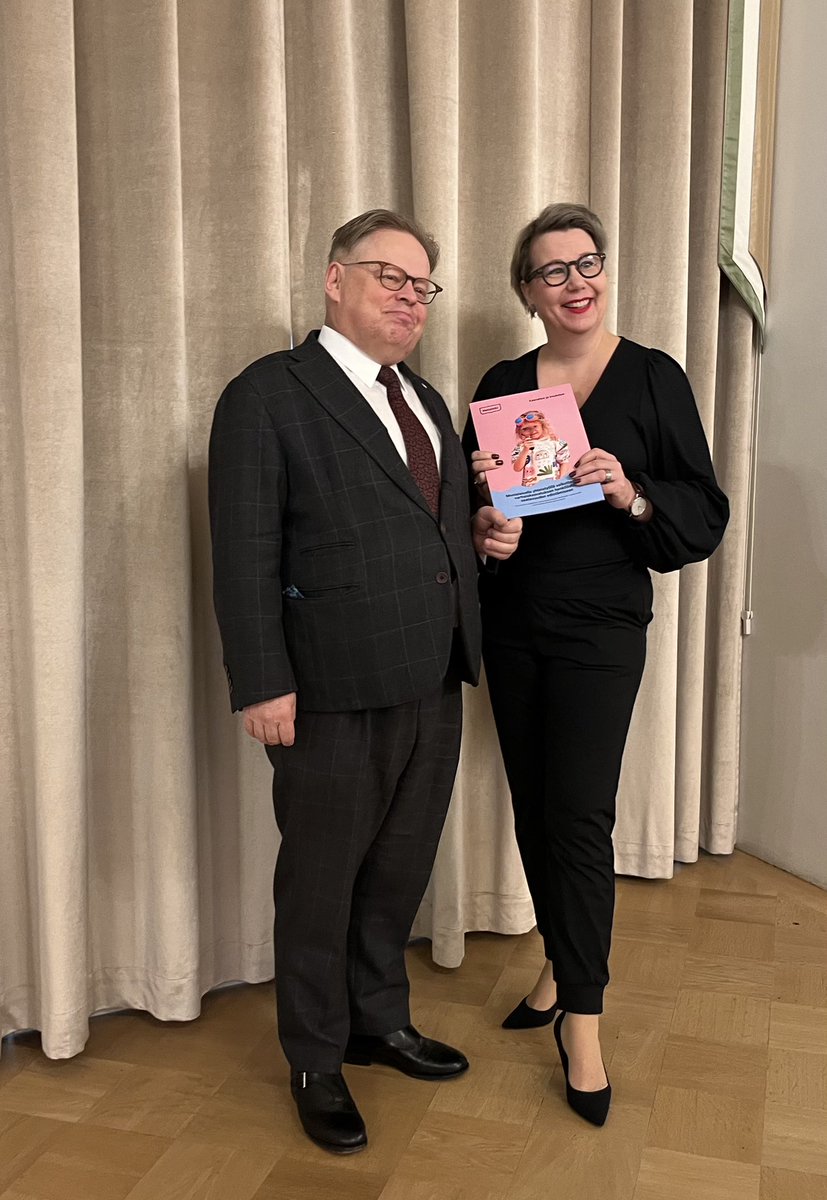 JohannaLaisaari's tweet photo. Tänään luovutin loppuraportin pormestari Vartiaiselle. Varhaiskasvatuksen koordinaatioryhmän toimialat ylittävä työskentelytapa on ollut vaikuttavaa ja se on tuonut uusia avauksia henkilöstön saatavuuden haasteiden ratkaisemiseksi. 

#varhaiskasvatus 

https://t.co/FWGzq4wSNo https://t.co/pLr5KBLe4c