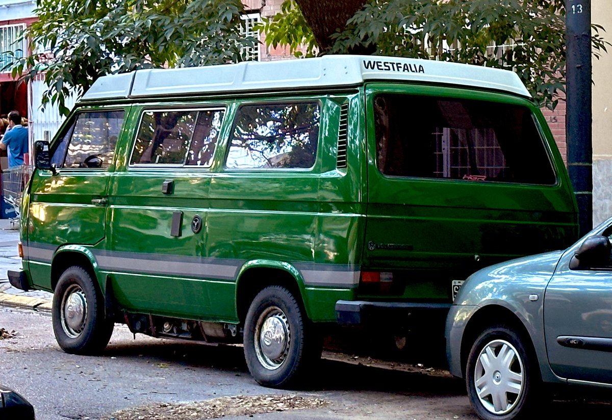 antopeliok's tweet photo. Vehículo de internacionalistas. 
No tengo pruebas, pero tampoco dudas.
#westfalia https://t.co/H21mF43S1A