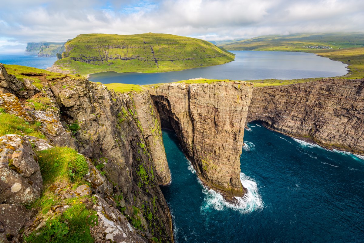 📍Lake Sorvagsvatn, Faroe Islands, Denmark

Commonly referred to as 'the lake on the ocean,' Lake Sorvagsvatn is the largest lake in the #FaroeIslands 🏝

📸: Francesco Riccardo Lacomino

#Denmark #nature #landscapephotography