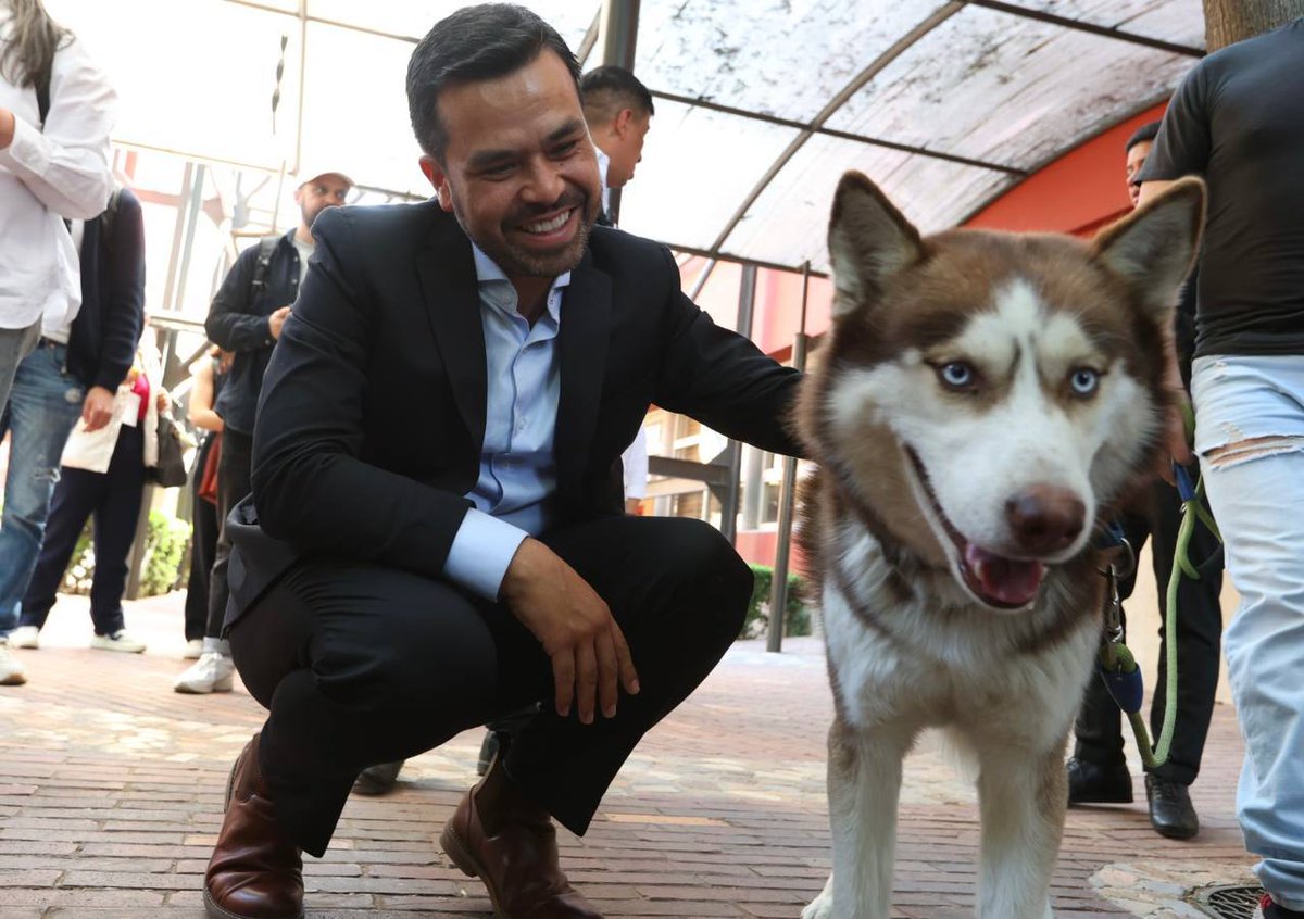 Acercarse a las nuevas generaciones es prioridad para crear un mejor país. Es en ellas y ellos que residen las causas y retos que debemos atender para construir futuro.

Brindarles un espacio justo para que puedan participar en un intercambio profesional de ideas e inquietudes,