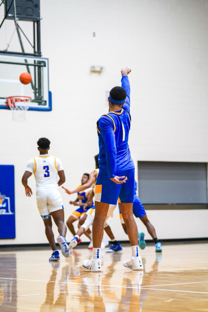 thequentinhodge's tweet image. I have entered the transfer portal morris college  (D2) Averaged 13.3 PPG 8.7 RPG (33.8% 3pt) (80% ft) first 13 games. Film on hand Open to all schools .

 (Redshirt junior) 2 years left of eligibility 📲 #INGODHANDS🙏🏽 #RIPGRANDAD