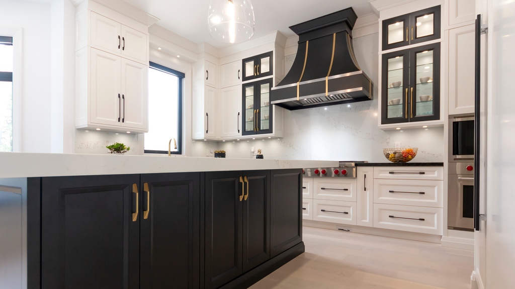 SymphonyKitchen's tweet photo. Dive into the timeless sophistication of this black and white kitchen, where elegance meets functionality🍷 #ElegantKitchen #Interiordesing #Kitchenblackandwhite #Blackhood #Kitchenideas #KitchenInspiration https://t.co/0RGAv5nRdv
