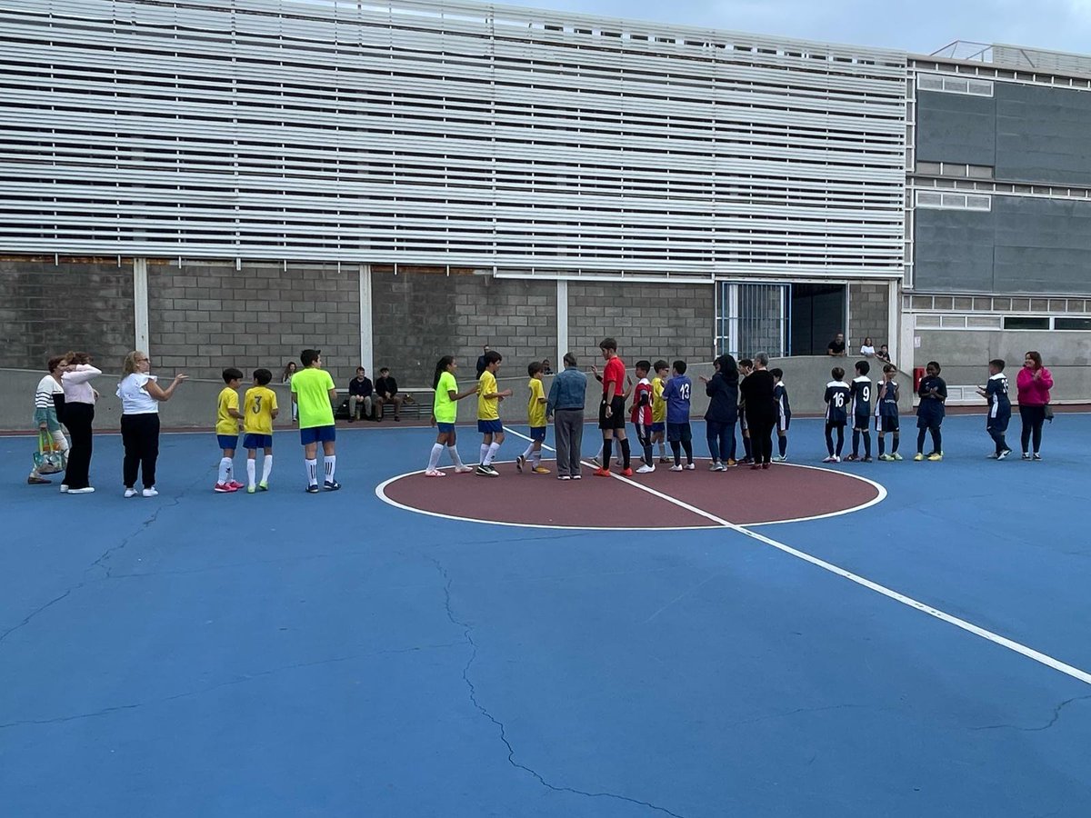 FFLasPalmas's tweet photo. 🟣 | Los alevines de Loyola y @clubMalta97 se unen a la campaña federativa para conmemorar el #DíadelaMujer luciendo el brazalete violeta y saltaron al campo acompañados de nuestras mujeres del #FustsalBase 

#8M | @futbolsalalp https://t.co/P4KJt4ojYp