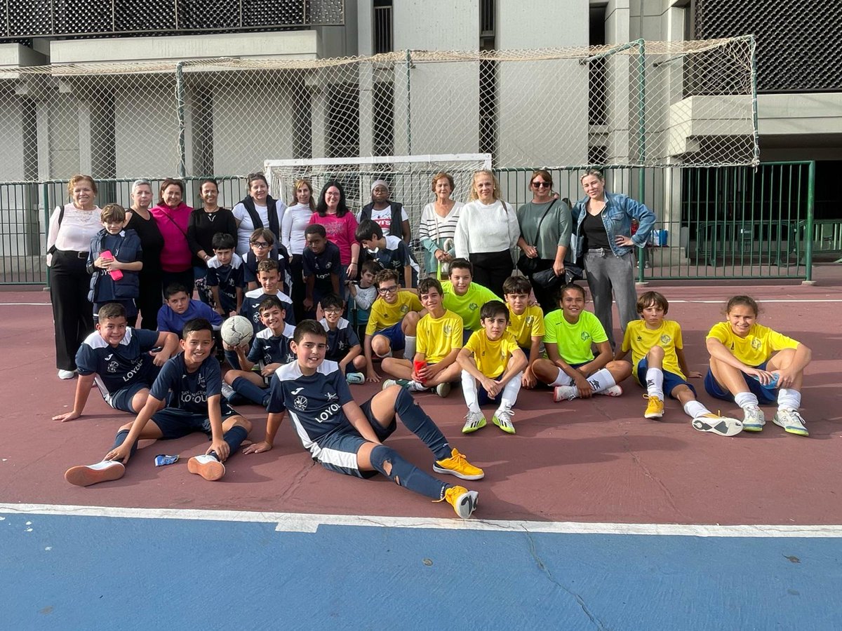 FFLasPalmas's tweet photo. 🟣 | Los alevines de Loyola y @clubMalta97 se unen a la campaña federativa para conmemorar el #DíadelaMujer luciendo el brazalete violeta y saltaron al campo acompañados de nuestras mujeres del #FustsalBase 

#8M | @futbolsalalp https://t.co/P4KJt4ojYp