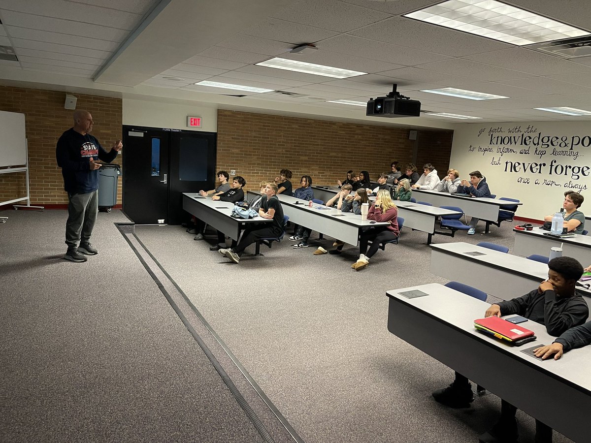 Huge THANK YOU to @Coach4254 for coming to @LamphereSchools today to share his positive message of Leadership to our Advanced Athletics student athletes. Coach Popp lives out his purpose everyday by giving back & helping others get further get to where they want to go. TY Rich!