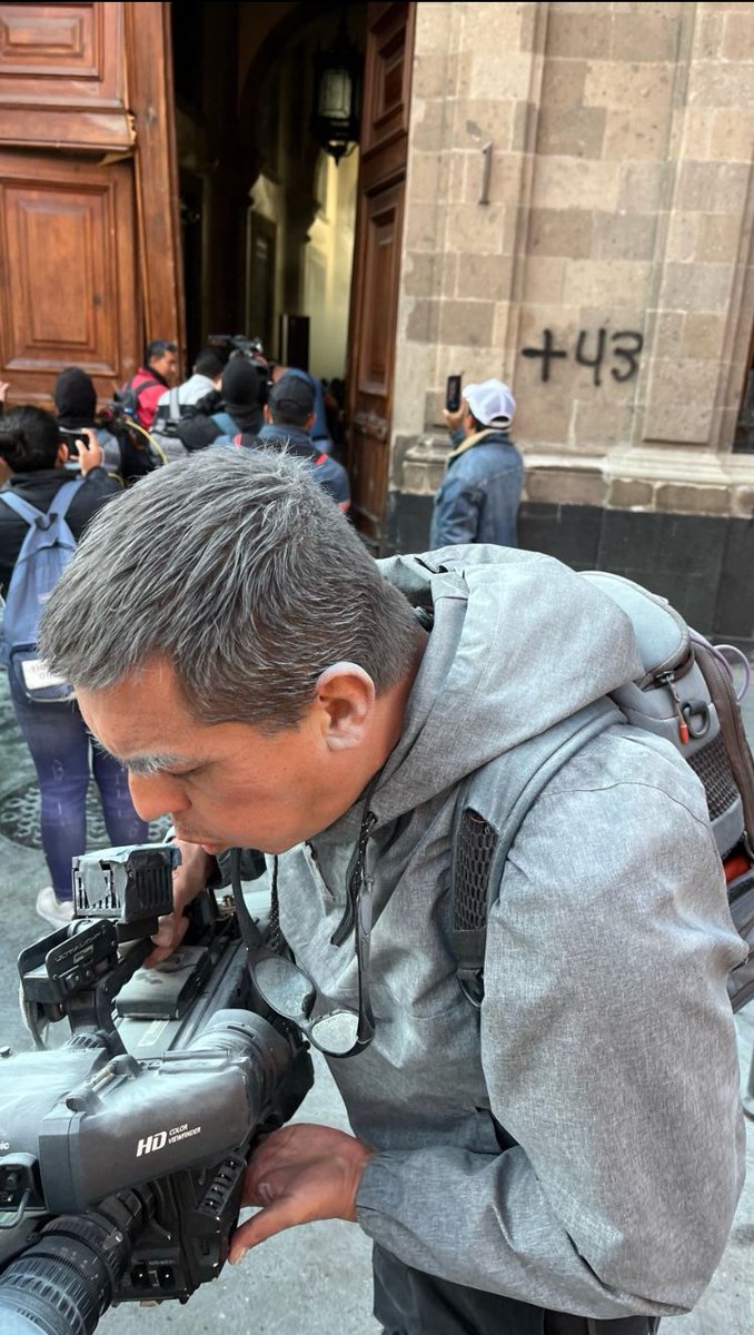 Mi compañero camarógrafo de <a href="/Imagen_Mx/">Imagen Radio</a> Iván Bran, quien se le rifó en la cobertura de los hechos de esta mañana en Palacio Nacional, donde estudiantes normalistas tumbaron una puerta del inmueble y fueron recibidos con gases 

#Periodismo 

Foto: José Antonio García