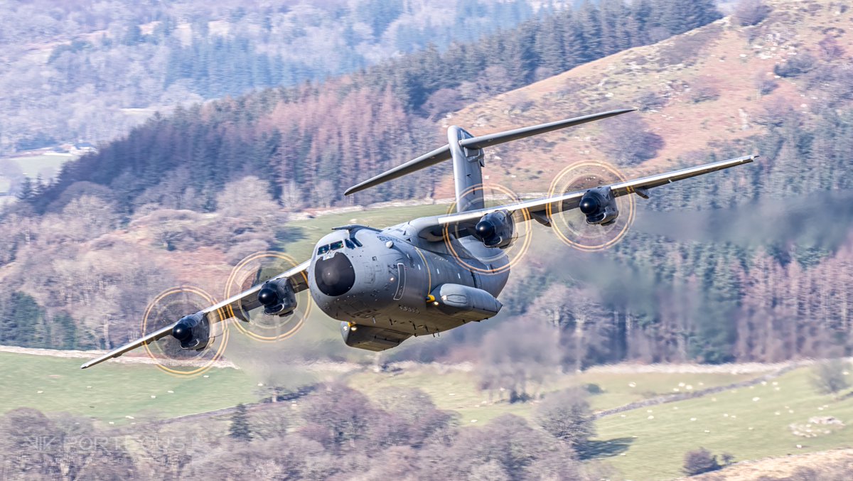 Viv_167's tweet image. Incredible couple of passes today (in the Mach Loop), by the amazing A400M Atlas from RAF Brize Norton
 @RAFBrizeNorton @70SqnA400M @Seb_Lanc99 #A400 #Atlas #MachLoop #LFA7 #Wales #RAF