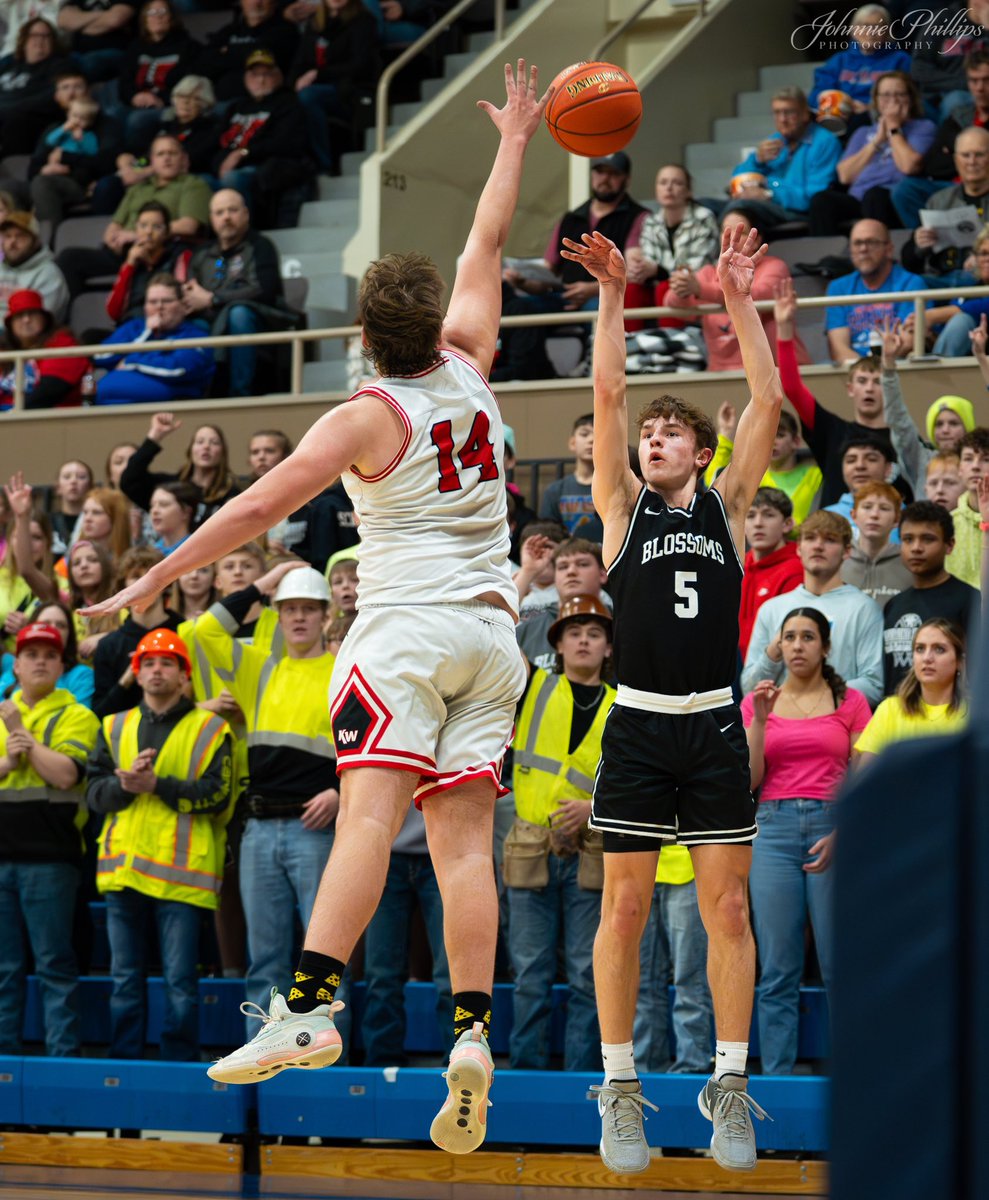 JohnnieP_SCT's tweet photo. MSHSL Madness 🏀

No. 1 BP boys’ basketball advances to the Section 1A semifinals vs. No. 5 Kingsland after beating No. 8 Kenyon-Wanamingo 72-47.

No. 5 Owatonna fell 75-60 to No. 4 Century in the Section 1AAAA quarterfinals, ending the Huskies’ season.

#SteeleCountyTimes https://t.co/FYmzyevIuQ
