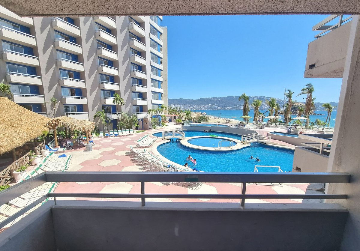 Y derrepente esa sensación de satisfacción se manifiesta al ver el clima perfecto en #Acapulco 
📸🌊😎🍹🌴🌊⛱️🌡
#ViveLaMejorExperiencia en Hotel Playa Suites Acapulco 
Reservaciones: 7441781153 
playasuites.com.mx