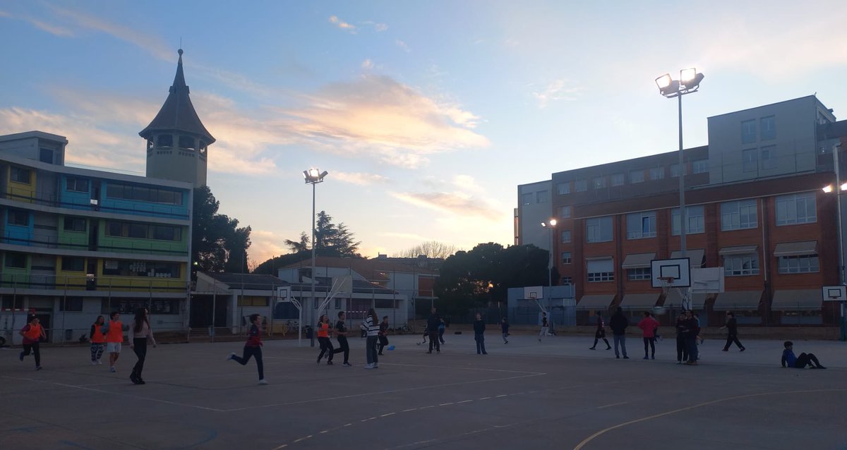 inscanoriac's tweet photo. @LyceeBourquin @fabrica_estruch @YolandaCarrill @MuseuMaritim @Aj_Sabadell 3r dia: El grup que participa del #2nIntercanviLingüístic, coneix el projecte de l’Escola de @FutbolCaserna, popular i  autogestionada de #Sabadell, i gaudeix d’una tarda de jocs. @LyceeBourquin https://t.co/lS7Eaz2atL
