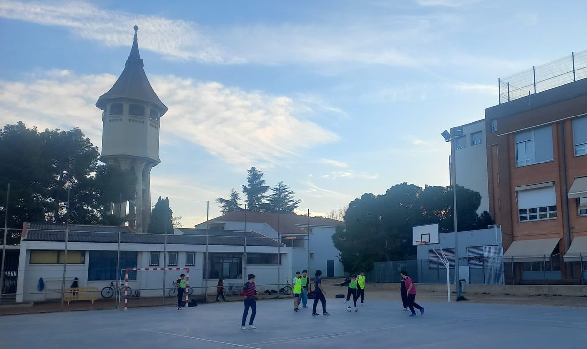 inscanoriac's tweet photo. @LyceeBourquin @fabrica_estruch @YolandaCarrill @MuseuMaritim @Aj_Sabadell 3r dia: El grup que participa del #2nIntercanviLingüístic, coneix el projecte de l’Escola de @FutbolCaserna, popular i  autogestionada de #Sabadell, i gaudeix d’una tarda de jocs. @LyceeBourquin https://t.co/lS7Eaz2atL