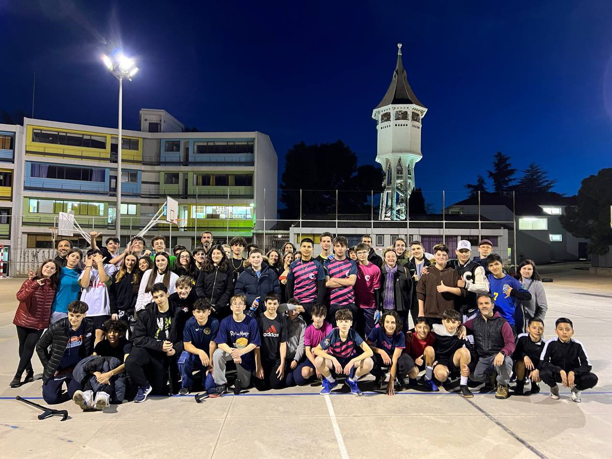 inscanoriac's tweet photo. @LyceeBourquin @fabrica_estruch @YolandaCarrill @MuseuMaritim @Aj_Sabadell 3r dia: El grup que participa del #2nIntercanviLingüístic, coneix el projecte de l’Escola de @FutbolCaserna, popular i  autogestionada de #Sabadell, i gaudeix d’una tarda de jocs. @LyceeBourquin https://t.co/lS7Eaz2atL