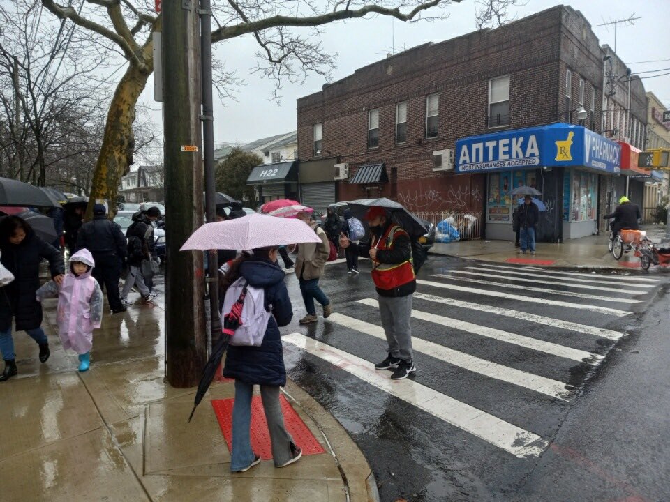 lcp_2023's tweet photo. 🌧️ Despite the rain, our team was out in full force today, patrolling during school dismissals to ensure the safety of our young students. Rain or shine, our commitment to community safety never wavers! ☔️🚸 #RainOrShine #CommunityPatrol #SchoolSafety https://t.co/jtMOhk5qHu