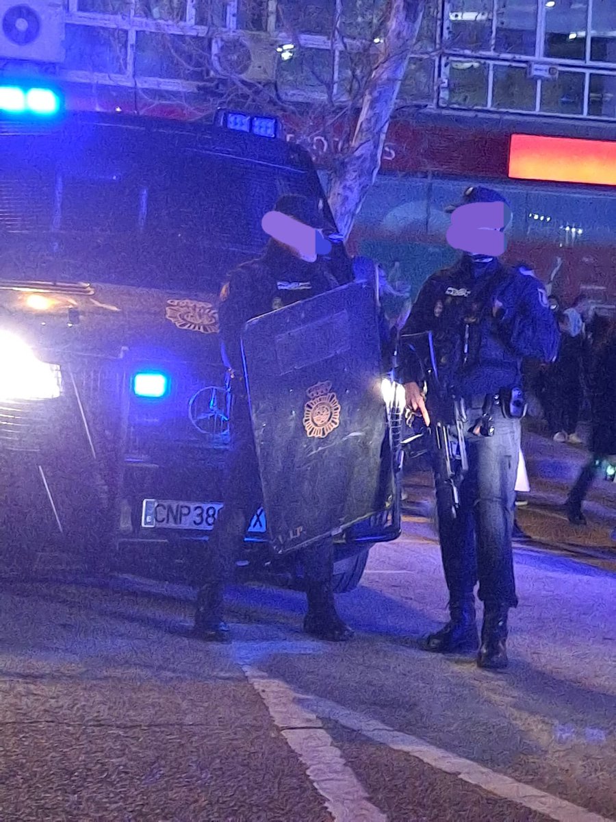 APoliciah50's tweet photo. Todo bajo control en el partido #RealMafrid 
Profesionales y unidad de élite @FuerzasDelOrden 
#Antidisturbios https://t.co/Tw4QqLfmI7