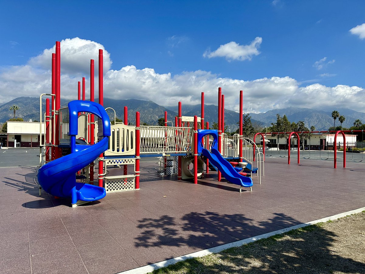 Such an amazing learning walk at Hugo Reid Elementary School! Lots of innovative and caring teachers &amp; staff doing great things for students! Thanks 🙏🏼 to the kids for letting me play basketball 🏀 with them at recess!