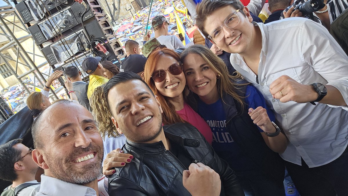 YoAlejoV's tweet photo. Jota Pe Hernández es la representación física de la repulsión. Engañó a miles de colombianos con el cuento del antiuribismo para que le votaran y ahora se toma fotos contento con los que hace tres años les decía asesinos. https://t.co/QaukGJ6Tke