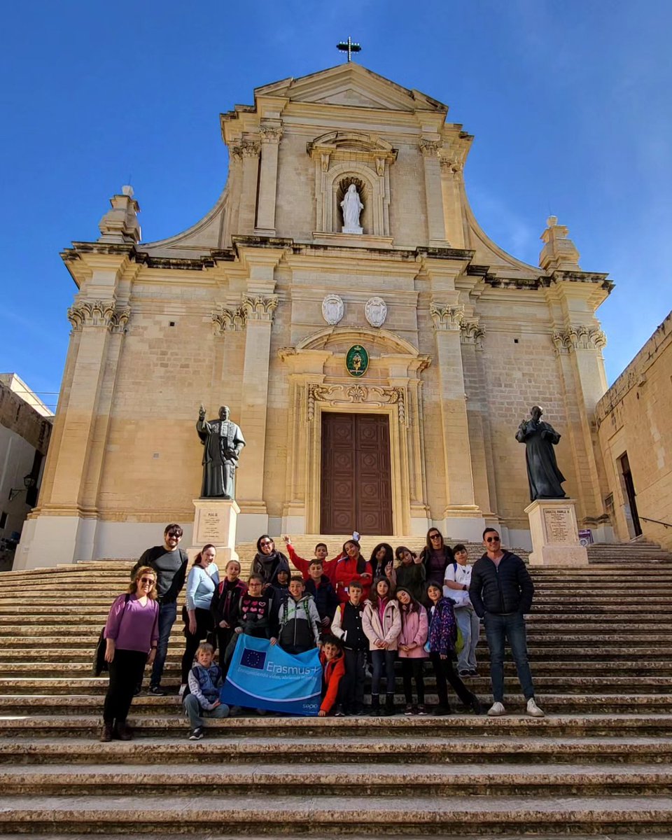 ErasmusMFortuny's tweet photo. ⛴️ D'illa a illa! El 5è dia a #Malta 🇲🇹 hem agafat el ferri des de #Mellieha per arribar a l'illa de #Gozo. Allà hem visitat la ciutat de Victòria i hem recorregut els carrers fortificats de La Citadella i la catedral. https://t.co/hLtgdlzRNr