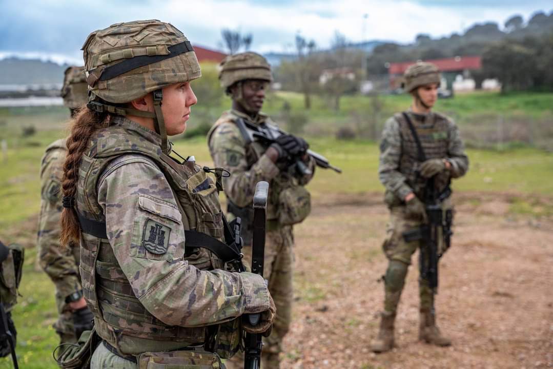 FUTER_ET's tweet photo. El #RI2 de la #BrigadaGuzmanelBueno X se adiestra en entornos de insugencia contra artefactos explosivos improvisados poniendo en práctica tácticas, técnicas y procedimientos en este tipo de situaciones tácticas #SedFuertesenlaGuerra https://t.co/PLRYGHIQjV
