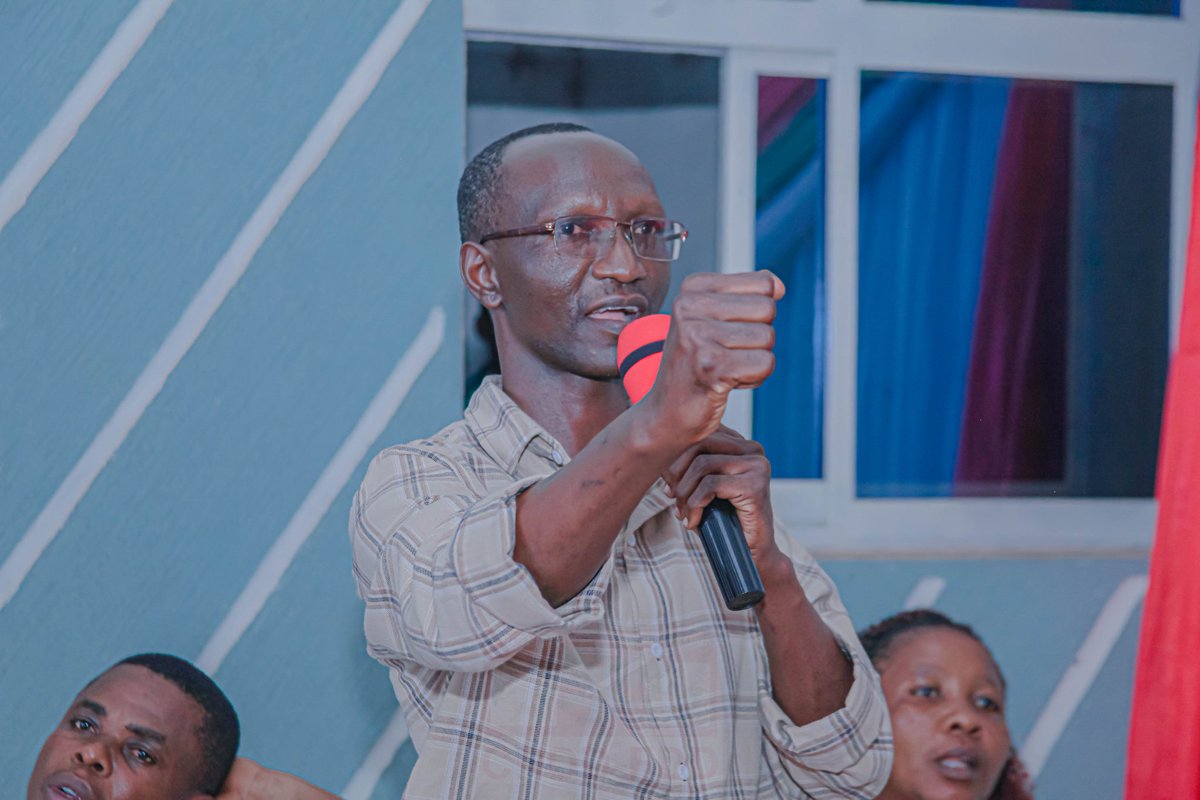 CnddFddNtahan's tweet photo. 🎙️ Ir. @Jean_Paul_MPAWENIMANA arongoye @CnddFdd muri iyo Komine : Yaciye aha umwanya Abagumyabanga kugira bashikirize ibibazo bafise kuri uwo mutumba kugira bitegurire amatora yimirije ata kanenge kandi bashobore kuzoyatsinda k'urugezo rw'amajwi 80% n'ayarenga muri #Mirango. https://t.co/PFeW1jC24W