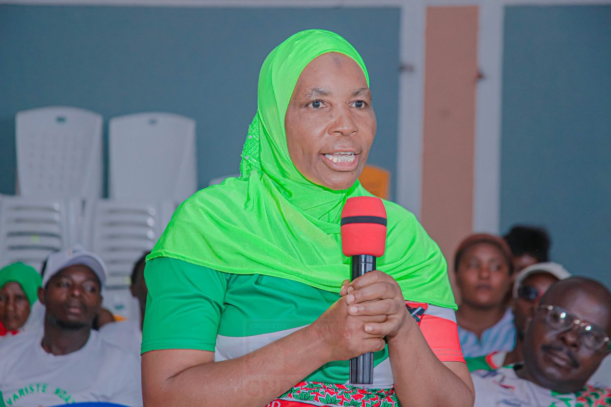 CnddFddNtahan's tweet photo. 🎙️ Ir. @Jean_Paul_MPAWENIMANA arongoye @CnddFdd muri iyo Komine : Yaciye aha umwanya Abagumyabanga kugira bashikirize ibibazo bafise kuri uwo mutumba kugira bitegurire amatora yimirije ata kanenge kandi bashobore kuzoyatsinda k'urugezo rw'amajwi 80% n'ayarenga muri #Mirango. https://t.co/PFeW1jC24W