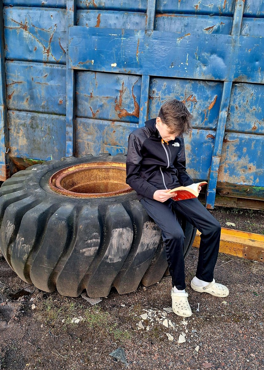 rachyvi85's tweet photo. @BachYsgol reading in unusual places 📖📚 https://t.co/a84uauiYJW