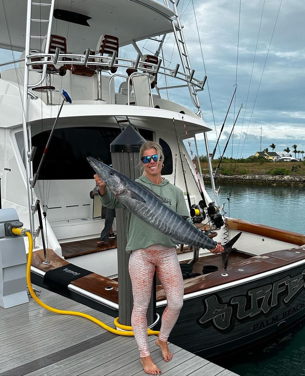 She's got the wahoo magic 🎣⁠
📷 @fishnfitness⁠

Shop her leggings now at l8r.it/LjCd

⁠
#wahoowednesday⁠
#wahoofishing⁠
#fishlikeagirl⁠
#womensfishingapparel⁠
#reelskipper
#waterleggings
#mermaidscales