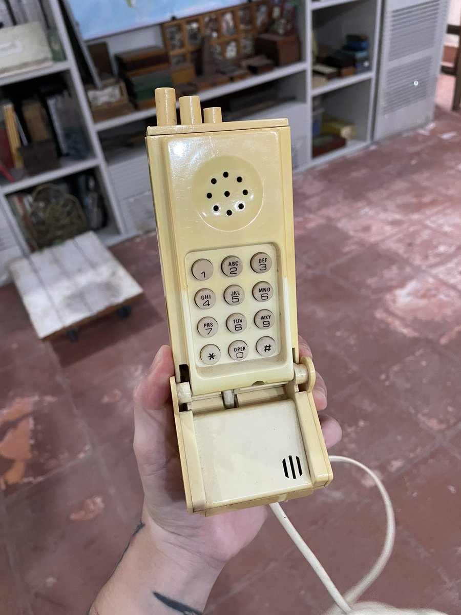 rothiertattoo's tweet photo. Enfim ne eu comprei esse telefone aqui e simplesmente não encontro nada sobre na internet!!!! Só um post de alguém de outro país que comprou um tb e tb não achou nada sobre mkkk 

Cadê a galera que curte coisa vintage pra me ajudar https://t.co/Ap1Cac8sXP