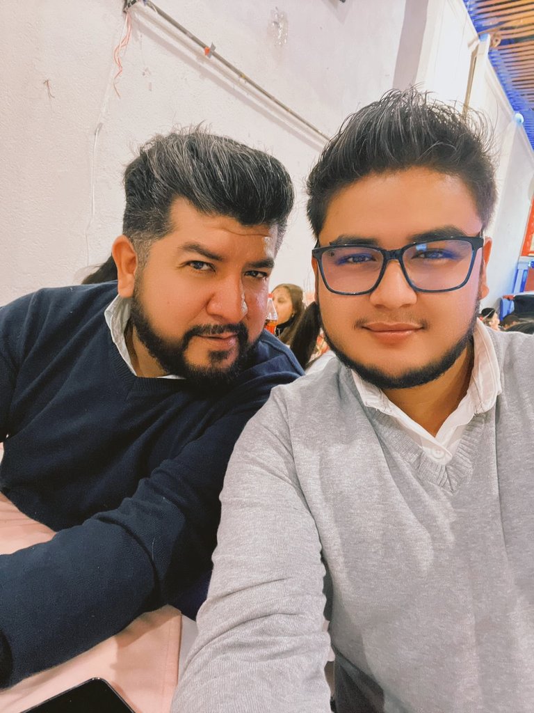 Trosdeck1's tweet photo. Con el amor de mi vida #amor #gay #LGBTQ https://t.co/l74bLQ1LDS
