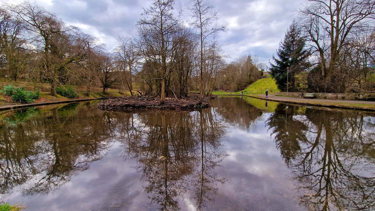 Paul4Linn's tweet photo. Delighted with the progress being made improving Castlemilk Park. The pond looks amazing &amp; new lights are still to come! Very proud to see a pre-election pledge being delivered.  @SNPforGlasgow #ForCastlemilk #ForLinn #ForGlasgow 
Next up, getting the gates open in Linn Park! https://t.co/cMb8rV85HU